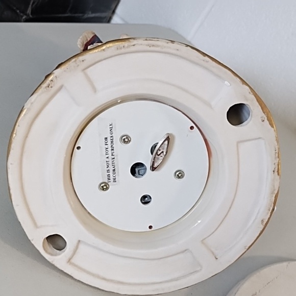 Vintage Musical Porcelain Santa with Bunnies Plays I wish you a Merry Christmas - Picture 10 of 16